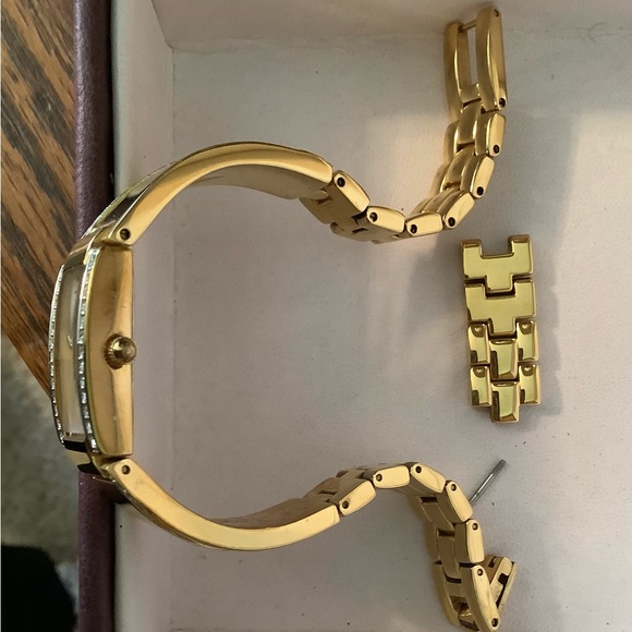 Vintage (2) Watches, Bulova Gold plated and Geneva Silver - Picture 11 of 14